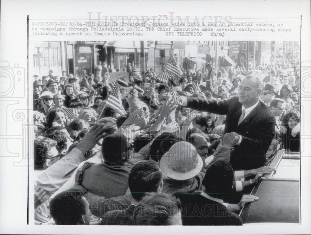 1964 Press Photo President Lyndon Johnson after his speech at Temple University - Historic Images