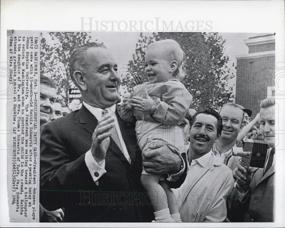 1964 Press Photo Pres. Johnson with baby Kathy Schwartz - Historic Images