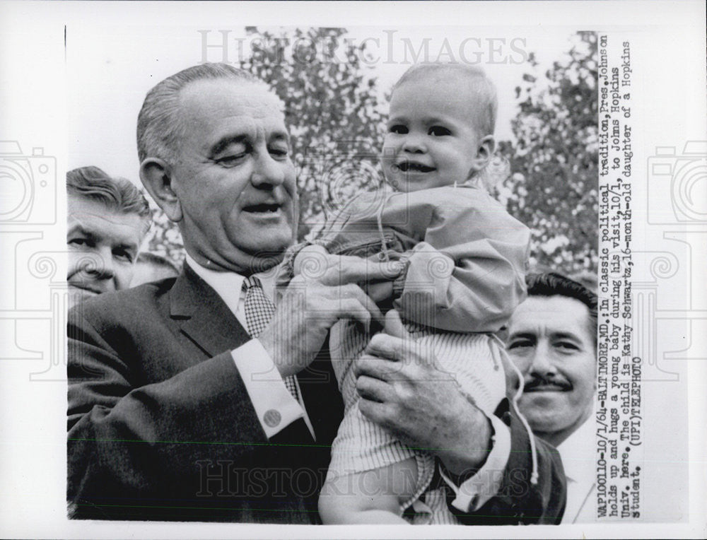 1964 Press Photo Pres. Johnson with baby Kathy Schwartz - Historic Images