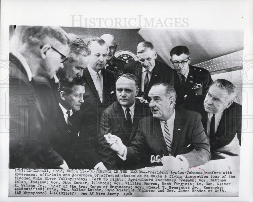 1964 Press Photo Pres. Lyndon Johnson, Governors Matthew E. Welsh, Otto Kerner - Historic Images