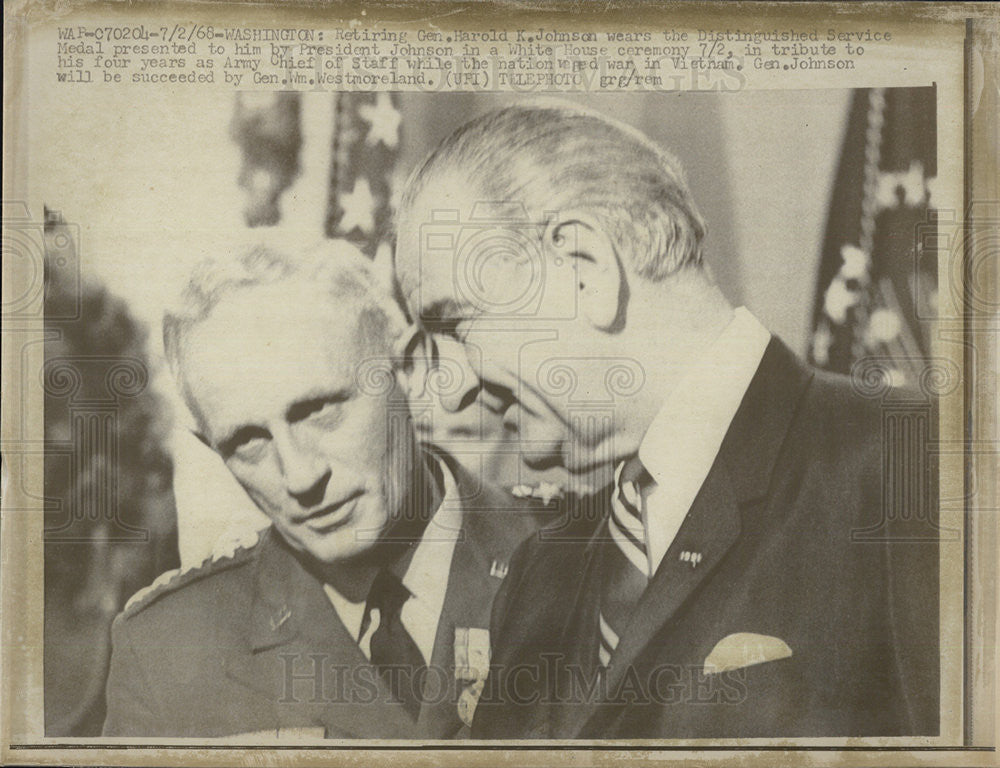 1968 Press Photo Retiring Gen. Harold K. Johnson with President Johnson - Historic Images