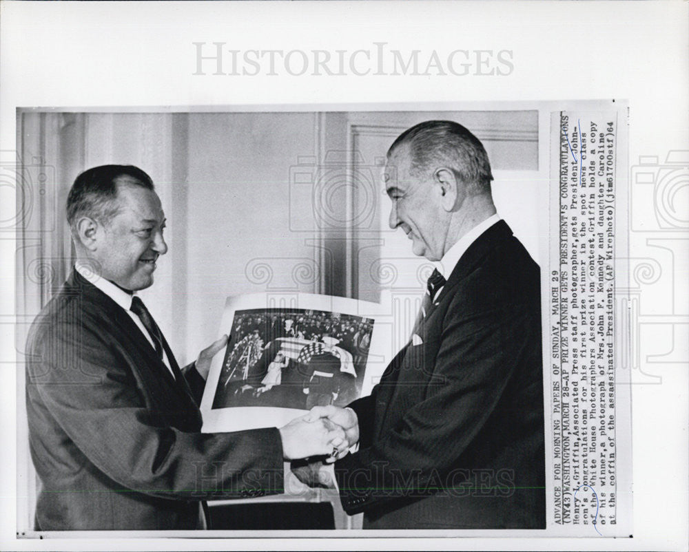 1964 Press Photo President Johnson congratulates Henry L. Griffin - Historic Images