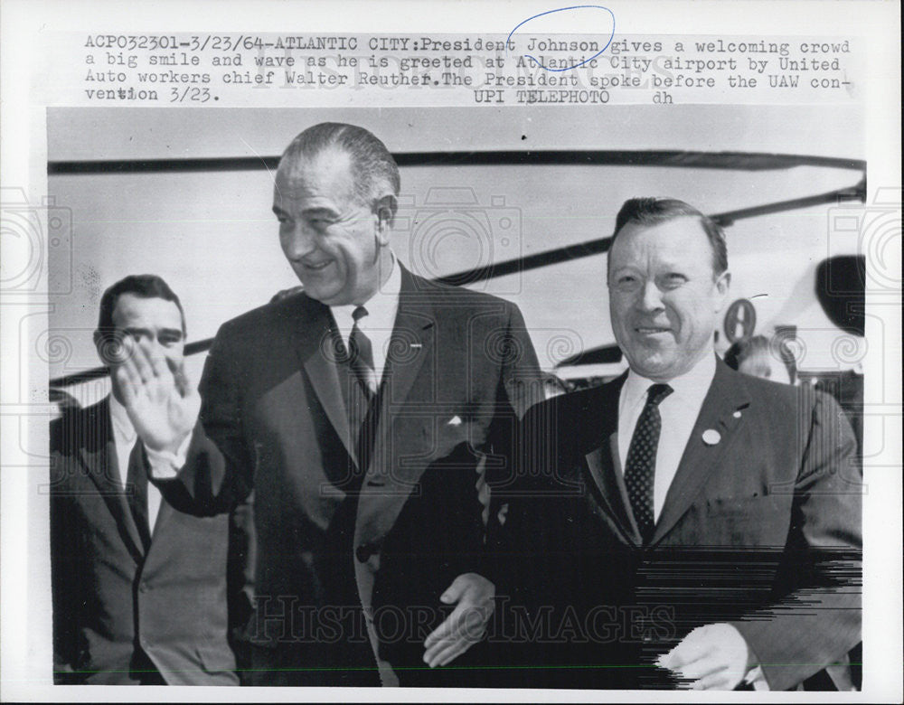 1964 Press Photo President Johnson smiles at crowd at Atlantic City Airport - Historic Images