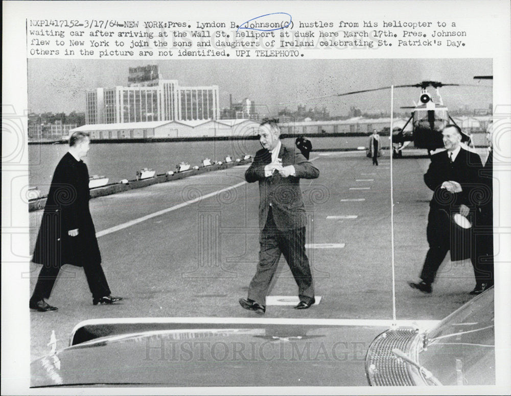 1964 Press Photo President Lyndon Johnson arriving at the Wall St. Heliport - Historic Images