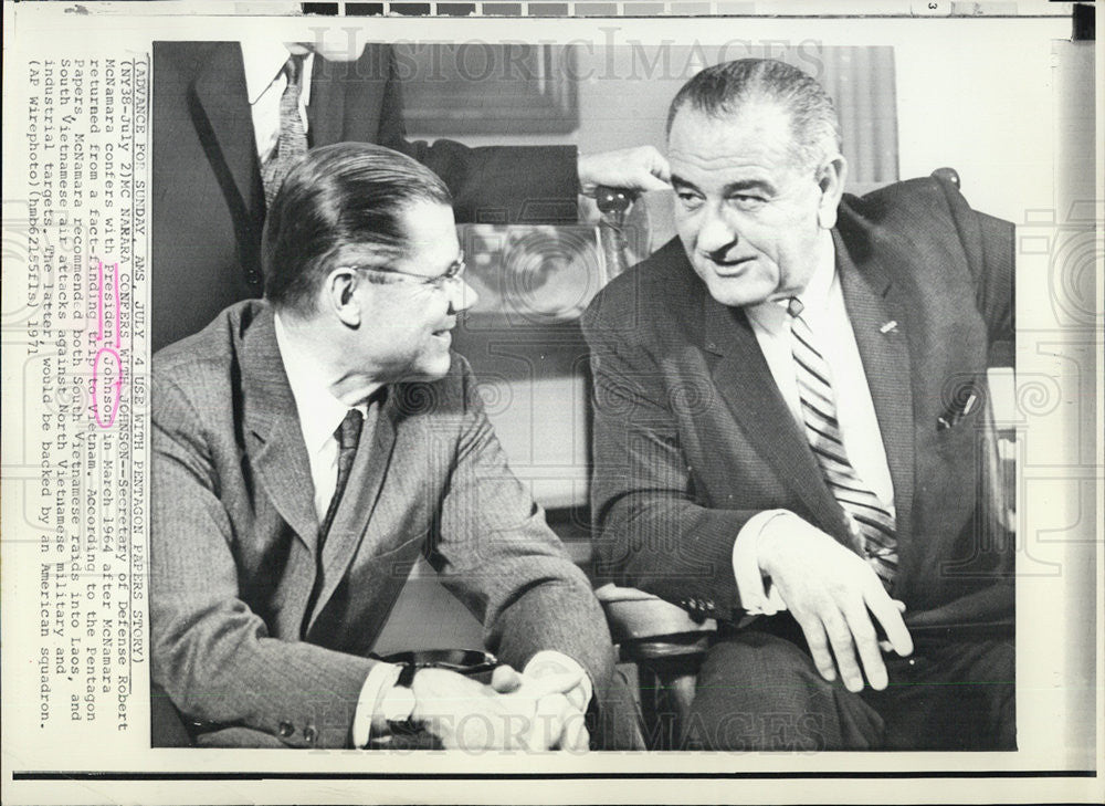 1971 Press Photo Sec. of Defense Robert McNamara confers with president Johnson - Historic Images