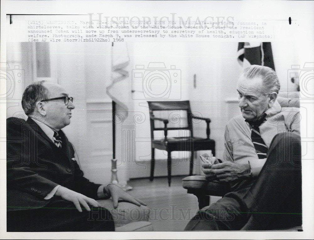 1968 Press Photo President Johnson  talks with Wilbur Cohen in the White House - Historic Images