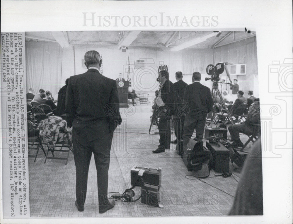 1968 Press Photo President Johnson inside airplane hangar at the LBJ Ranch - Historic Images