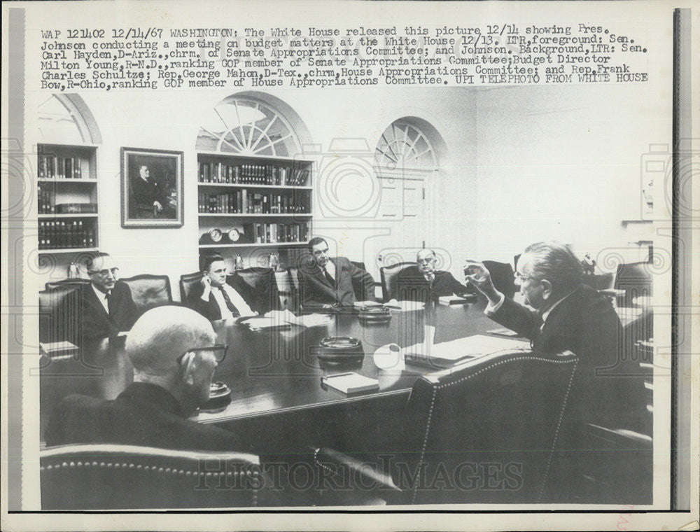 1967 Press Photo President Johnson meeting on budget matters in the White House - Historic Images