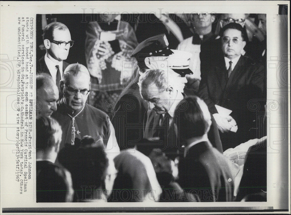 1967 Press Photo Pres. Johnson at open casket of Francis Cardinal Spellman - Historic Images