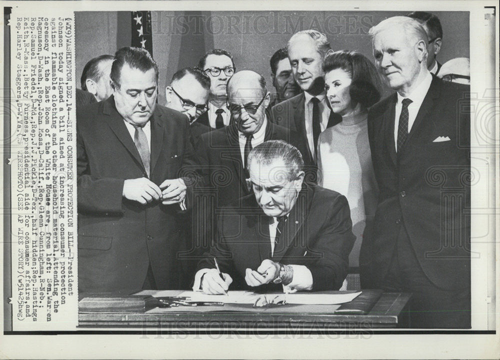 Press Photo President Johnson signs Consumer Protection Bill - Historic Images