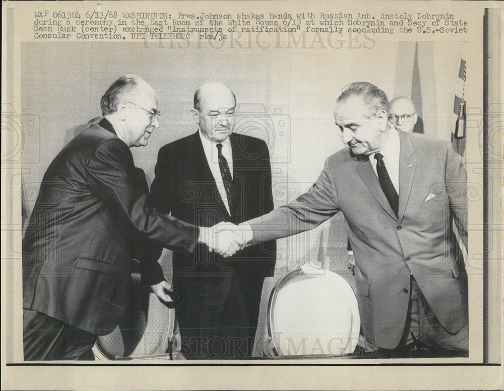 1968 Press Photo Pres. Johnson shakes hands with Russian Amb. Anatoly Dobrynin - Historic Images