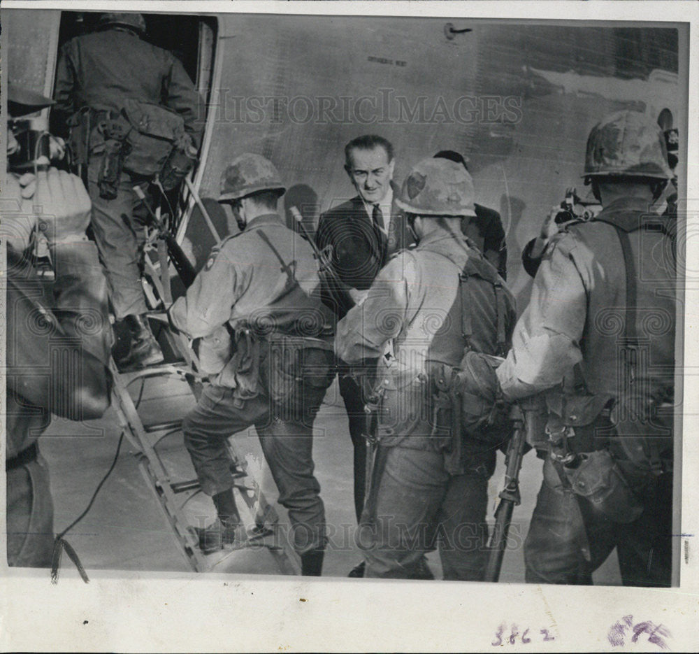 1968 Press Photo President Johnson Shakes Hands with 82nd Air Borne Troopers - Historic Images