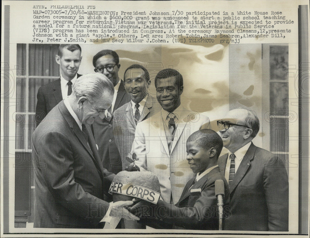 1968 Press Photo President Johnson White House Rose Garden Ceremony - Historic Images