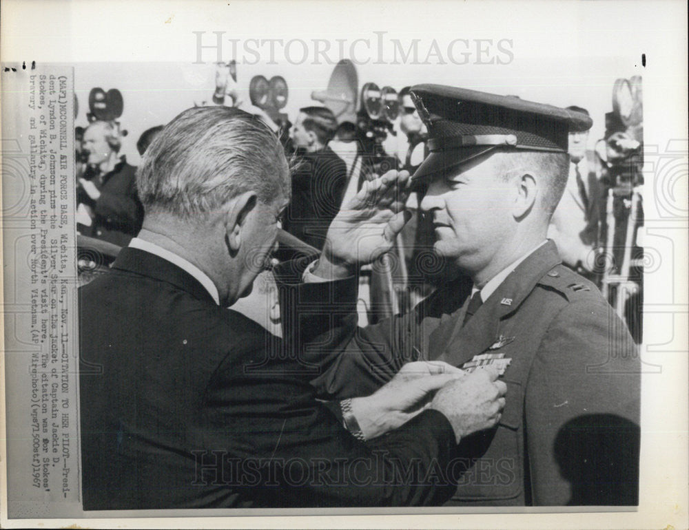1967 Press Photo President Johnson Captain Jackie Stokes Silver Star Vietnam - Historic Images