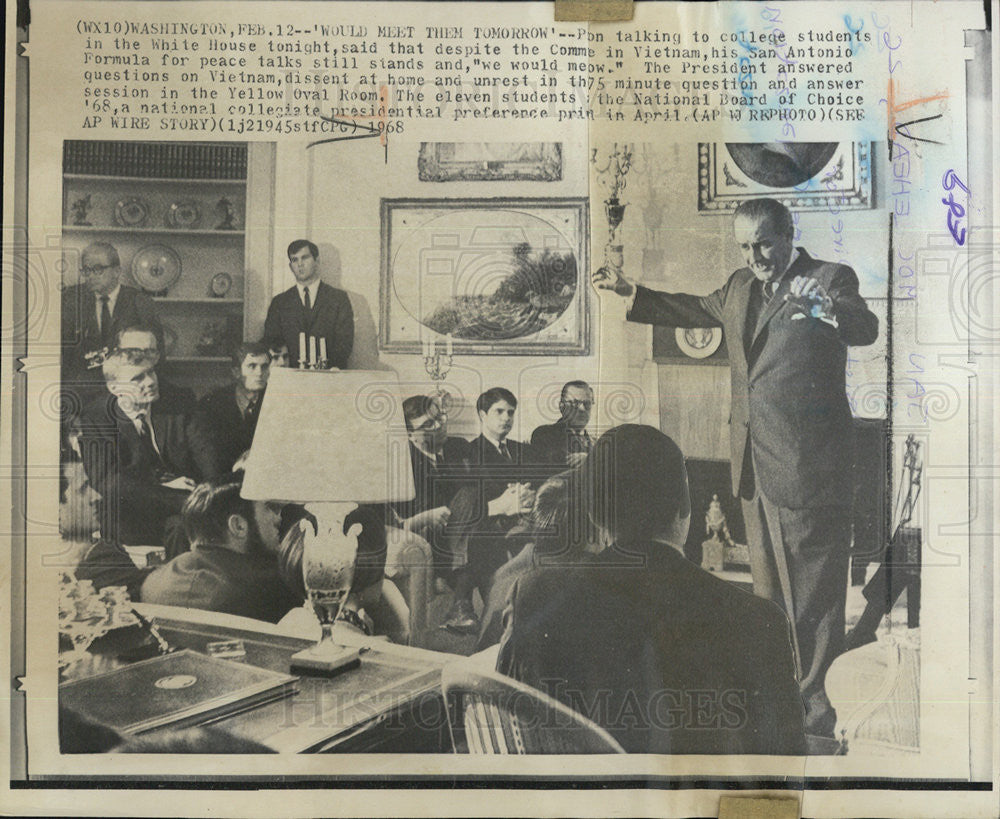 1968 Press Photo President Johnson Talks to College Students in White House - Historic Images