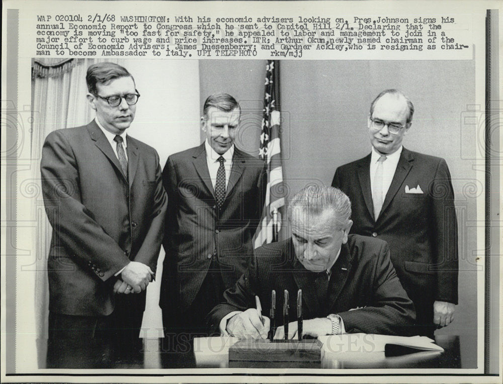 1968 Press Photo President Johnson Signs Annual Economic Report To Congress - Historic Images