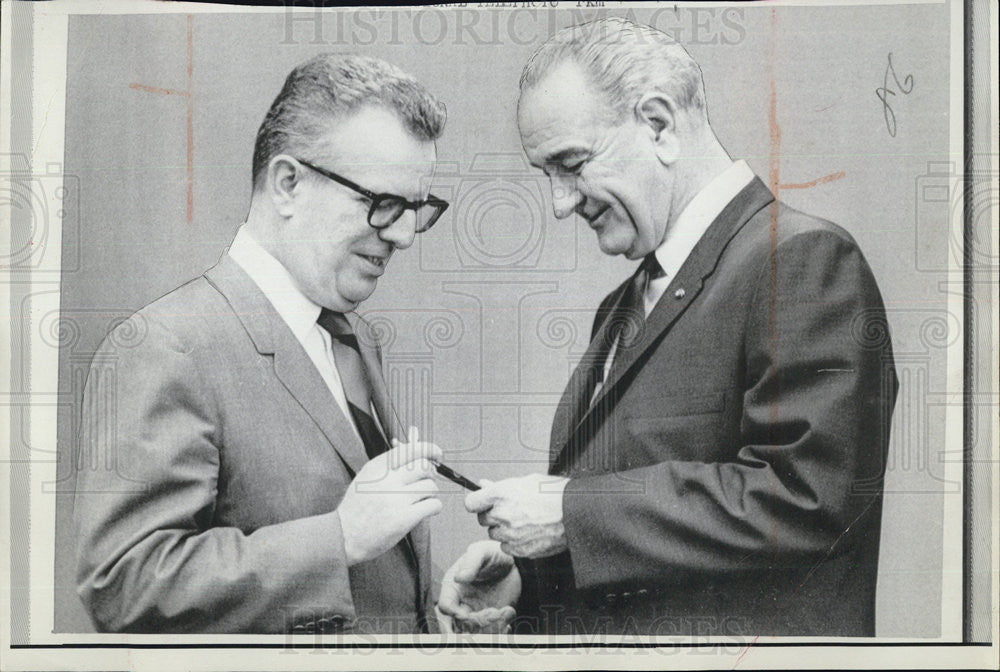 Press Photo President Lyndon Johnson with an Unidentified Man - Historic Images