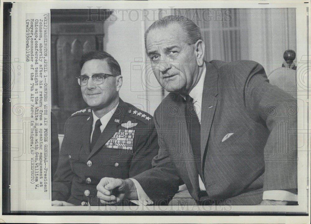 1968 Press Photo President Johnson General William Momyer 7th Air Force Saigon - Historic Images