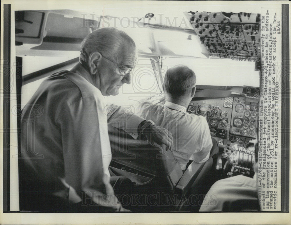 1968 Press Photo President Lyndon Johnson in the Presidential jet - Historic Images