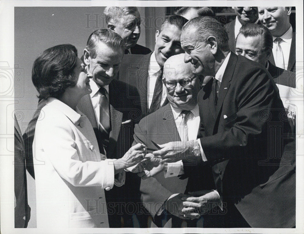 1966 Press Photo Pres. Lydon B. Johnson and Lady Bird w/ Rep. John C. Kluczynski - Historic Images