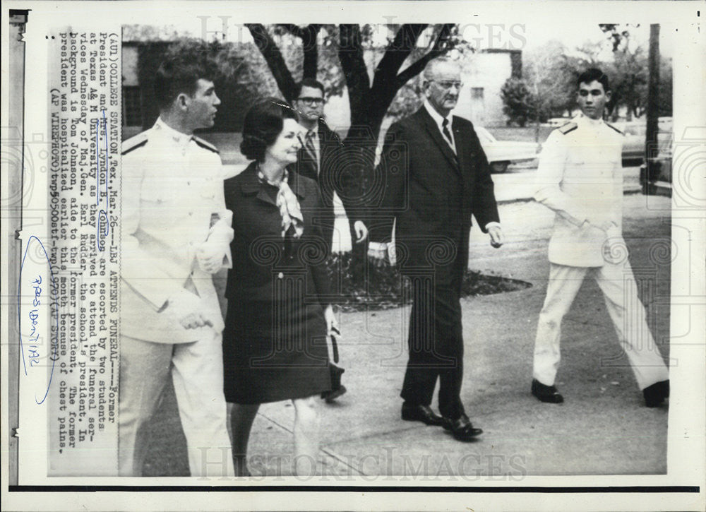 1970 Press Photo former Pres. Lydon Johnson &amp; wife w/ 2 A&amp;M University students - Historic Images