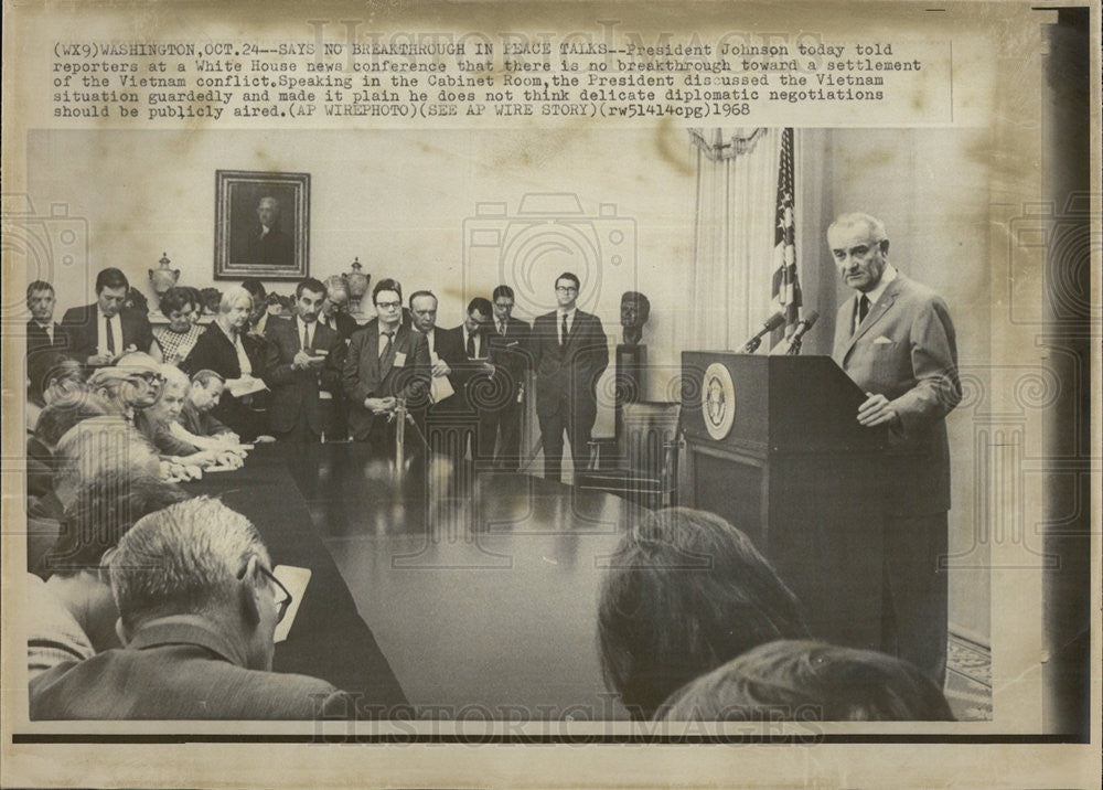 1968 Press Photo President Johnson Speaks to Reporters at News Conference - Historic Images