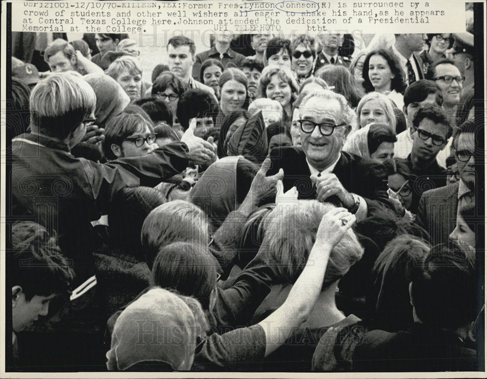 1970 Press Photo President Johnson Surrounded by Central Texas College Students - Historic Images