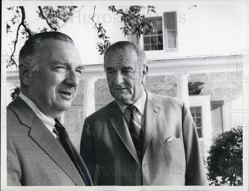 1969 Press Photo former Pres. Johnson and CBS News Correspondent Walter Cronkite - Historic Images