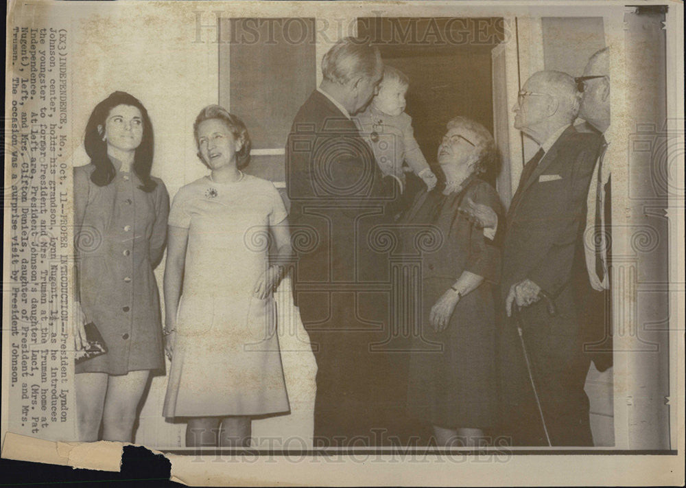 Press Photo Pres. Johnson &amp; family visit former Pres. Truman &amp; family - Historic Images
