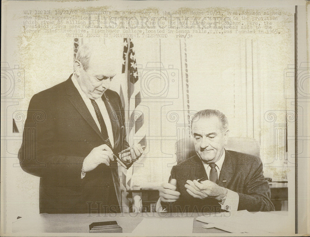 1968 Press Photo Pres. Johnson and press aid, Gen. Robert L. Shultz - Historic Images