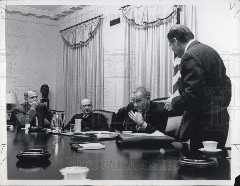 Press Photo Pres. Lyndon B. Johnson in meeting - Historic Images