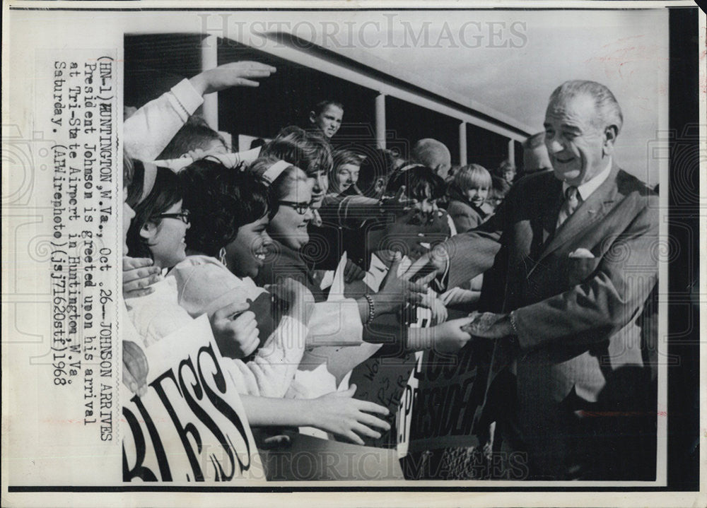 1968 Press Photo Pres. Lyndon Johnson arrives at Tri-State Airport - Historic Images