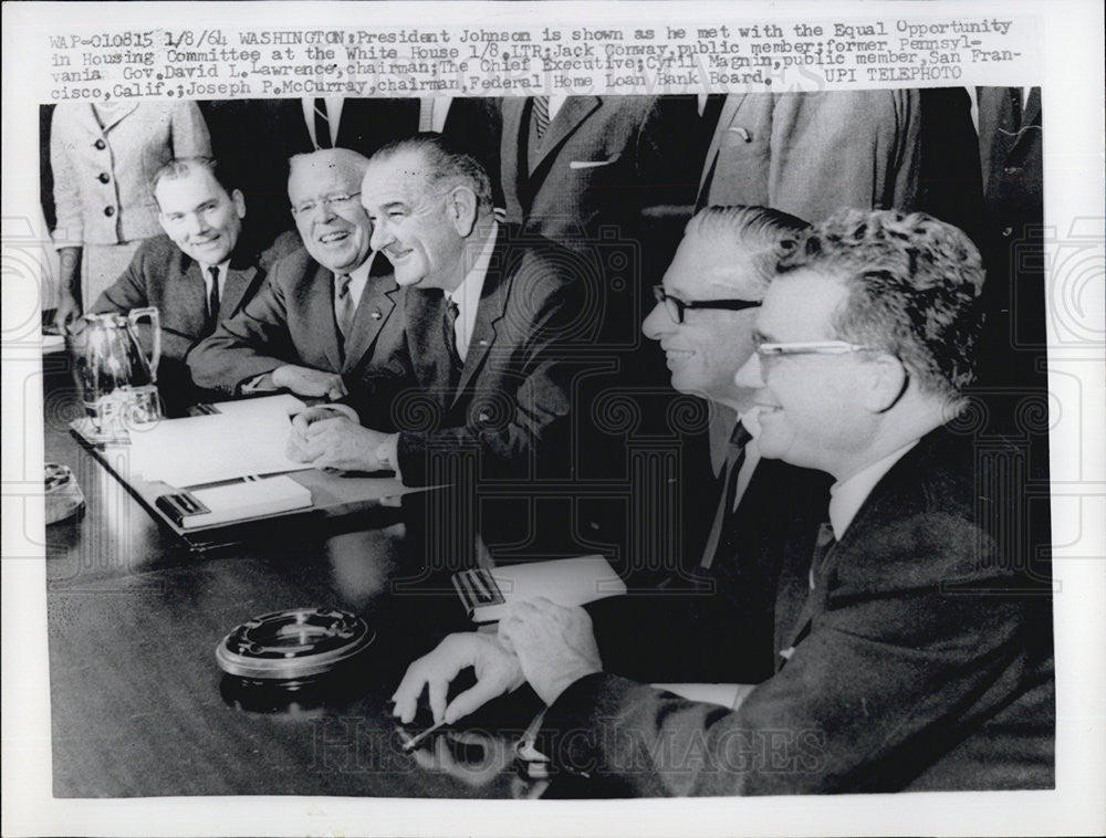 1964 Press Photo Pres. Johnson meets with Equal Opportunity in Housing Committee - Historic Images