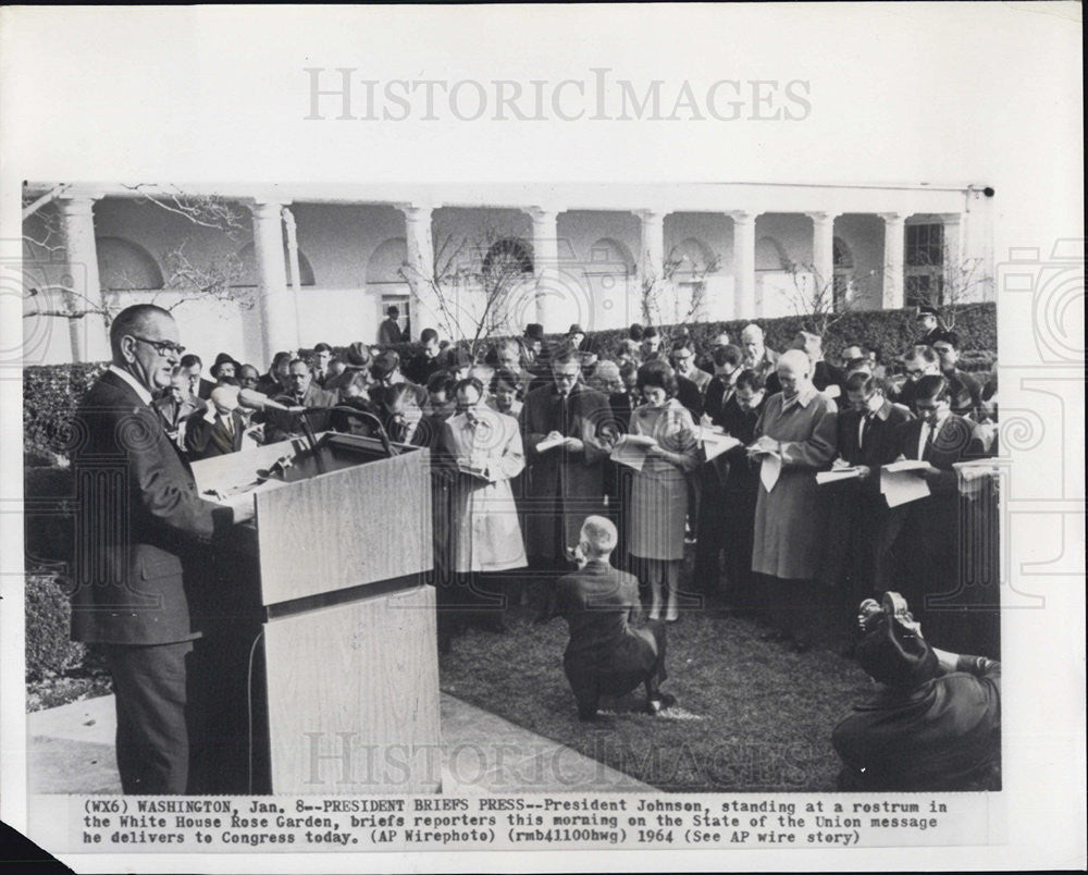 1964 Press Photo Pres. Johnson gives news briefing on State of the Union address - Historic Images