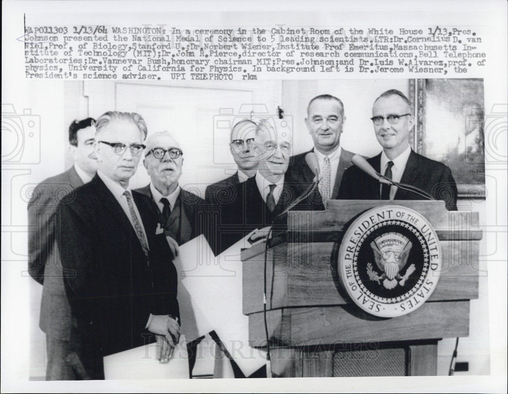 1964 Press Photo Pres. Johnson gives National Medal of Science to 5 scientists - Historic Images