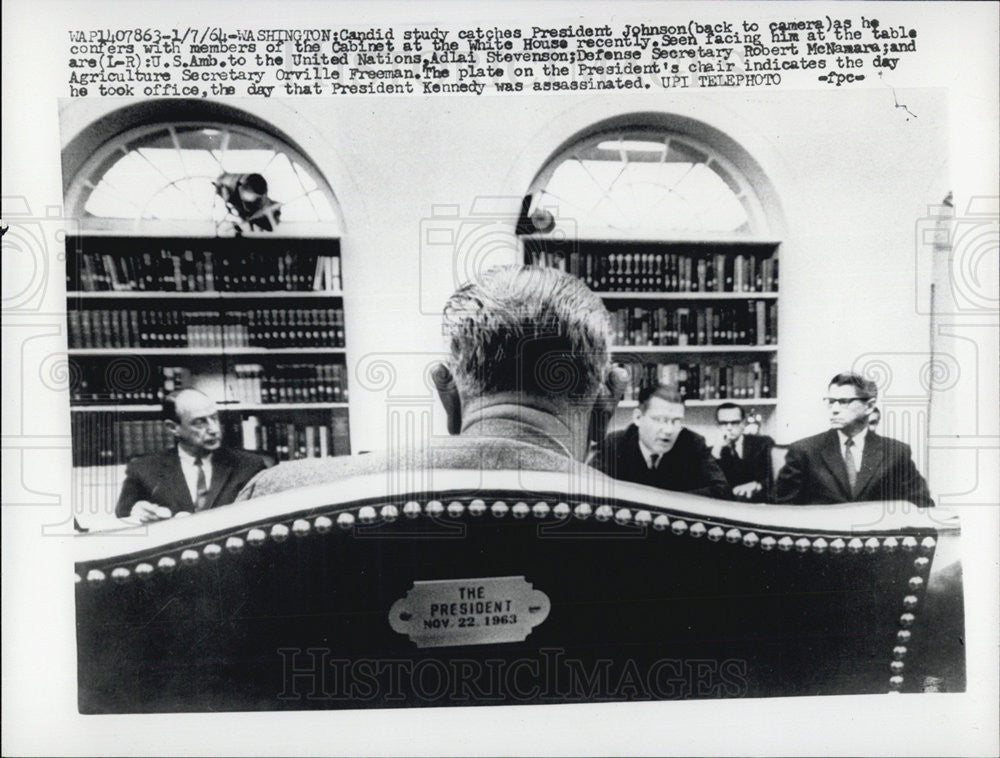 1964 Press Photo Pres. Johnson (back to camera) confers with cabinet members - Historic Images