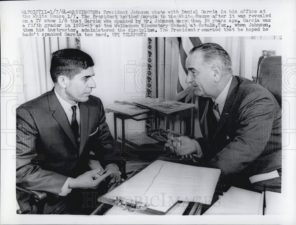 1964 Press Photo Pres. Johnson chats with Daniel Garcia, a former student of his - Historic Images