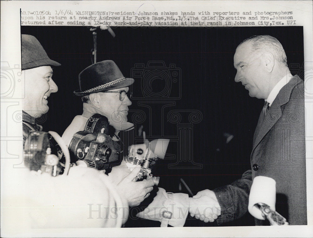 1964 Press Photo Pres. Johnson greets reporters and photographers - Historic Images