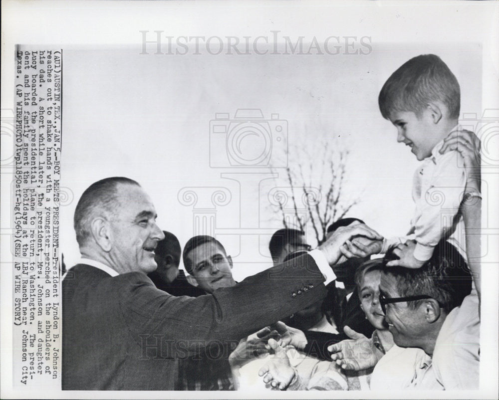 1964 Press Photo President Johnson Shakes Hands with Young Boy in Austin Texas - Historic Images