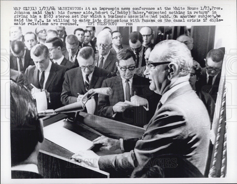 1964 Press Photo Pres. Johnson gives impromptu news conference - Historic Images