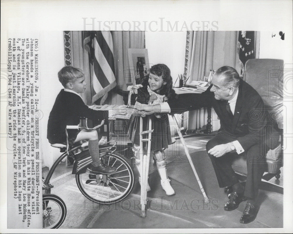 1964 Press Photo Pres. Johnson visits with Cerebral Palsy poster children - Historic Images