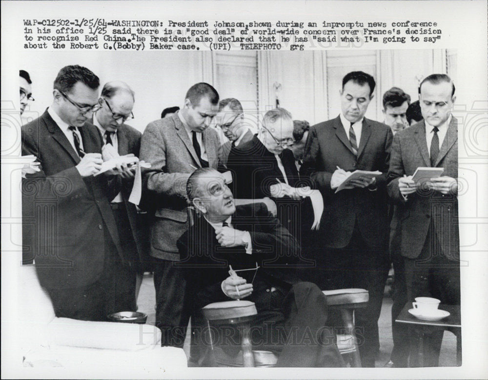 1964 Press Photo Pres. Johnson gives impromptu news conference - Historic Images