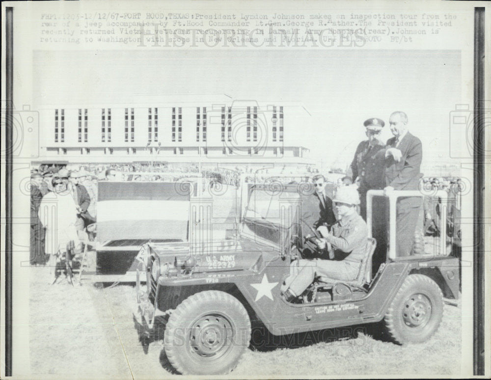 1967 Press Photo President Johnson Makes Inspection Tour from Jeep in Texas - Historic Images