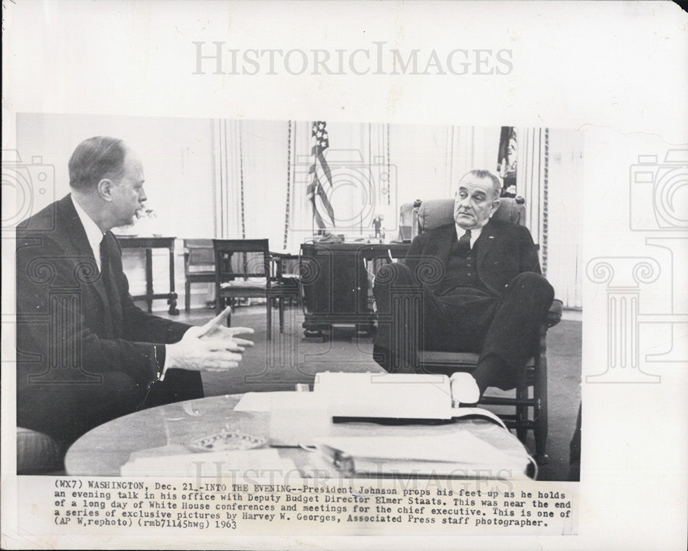 1963 Press Photo President Johnson with Deputy Budget Director Elmer Staats - Historic Images