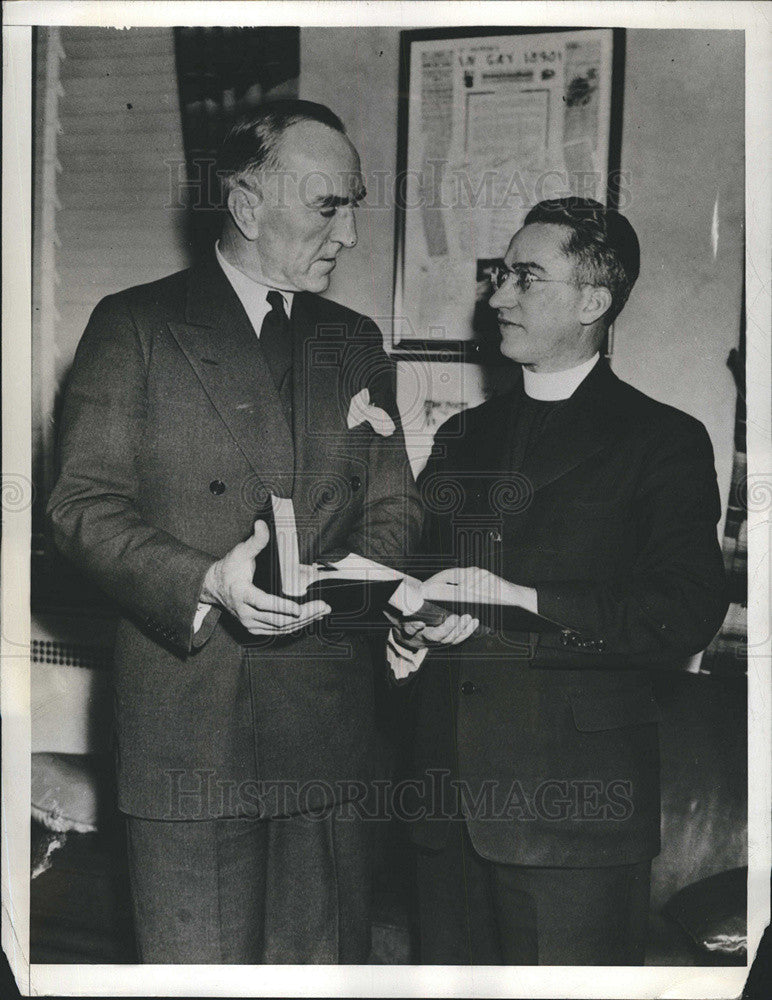 1943 Press Photo Captain Eddie Rickenbacker Rev John Steinmueller - Historic Images