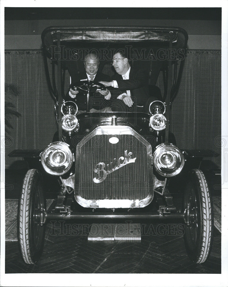 1988 Press Photo 1909 Buick Teruo Ishii Driving - Historic Images