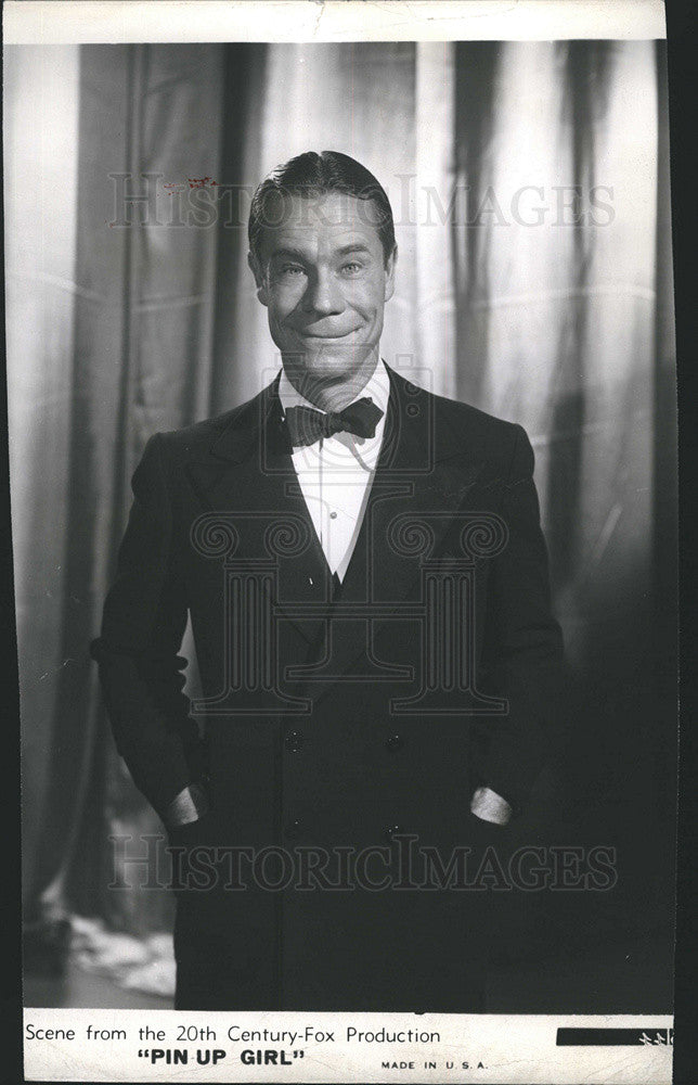 1945 Press Photo Joe E. Brown Pin Up Girl - Historic Images