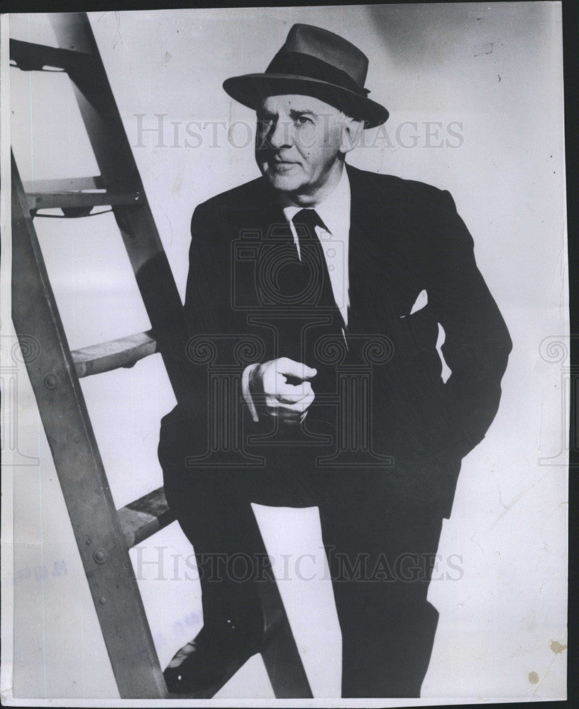 1963 Press Photo Man on Ladder - Historic Images