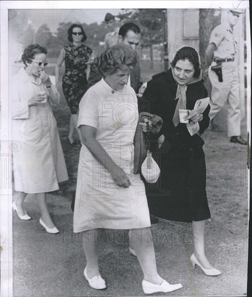 1963 Press Photo Miss Luella Hennessey  family nurse, on her way - Historic Images