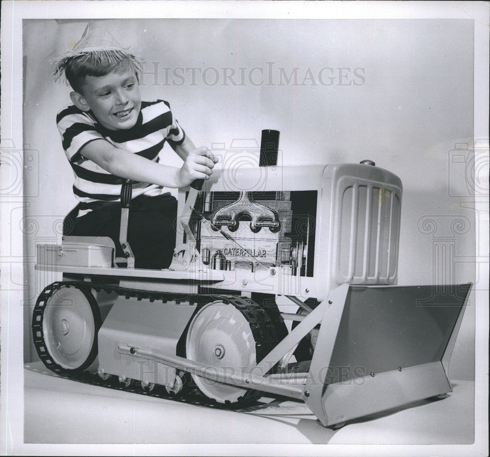 1953 Press Photo Donny Dilworth in scale model toy diesel bulldozer - Historic Images